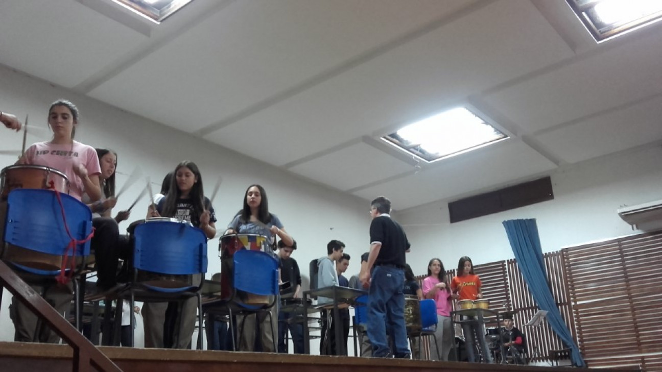 imagen Sacudieron el salón de actos con su percusión