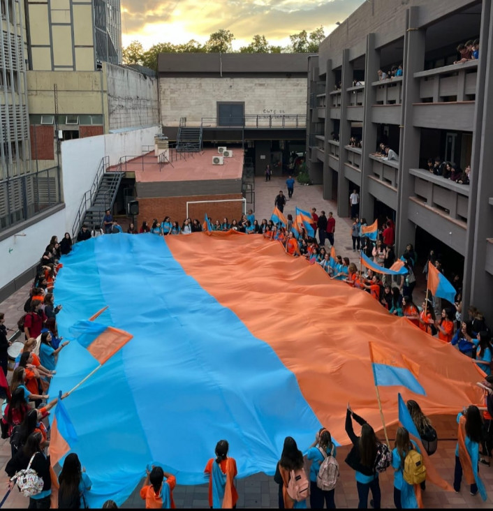 imagen Una de las listas del CUC donó la bandera que usó en la campaña para visibilizar el maltrato infantil