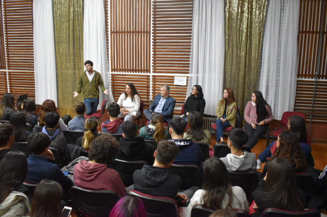 imagen Con 35 expositores invitados se realizó el panel de profesionales y emprendedores para cuarto año