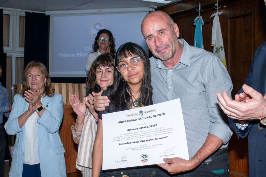 imagen Persistencia en la adversidad: siete estudiantes del CUC fueron reconocidos con la distinción Farmache