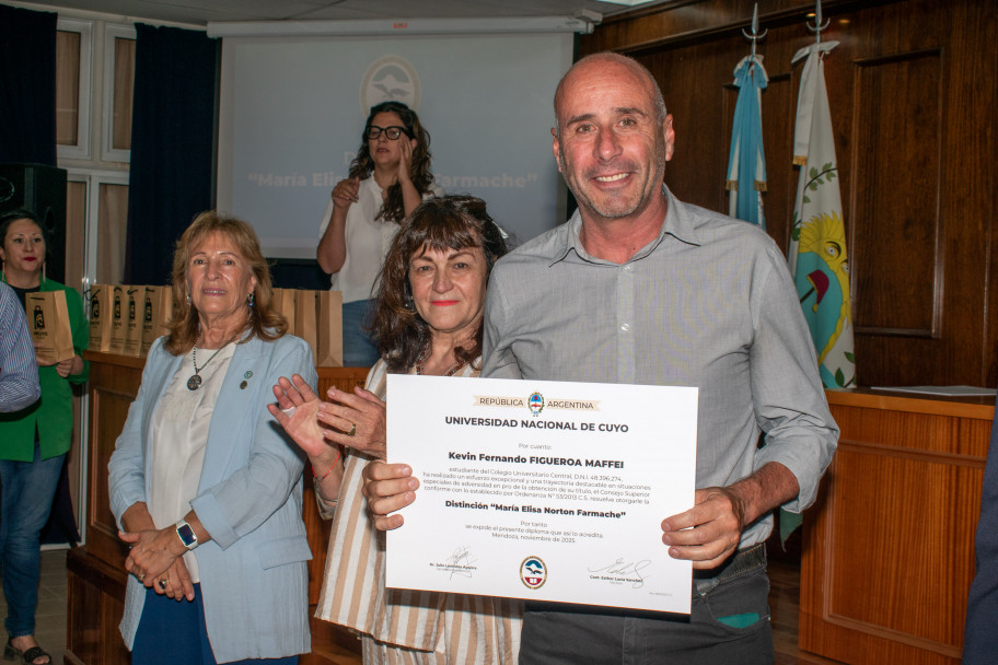 imagen Persistencia en la adversidad: siete estudiantes del CUC fueron reconocidos con la distinción Farmache