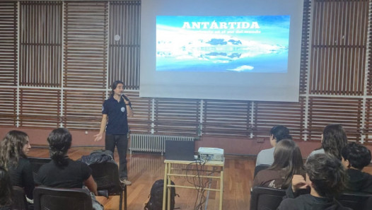 imagen De la de la modalidad de Arte a la Antártida: un exestudiante del CUC compartió su experiencia científica con segundo año