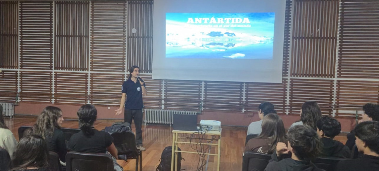 imagen De la de la modalidad de Arte a la Antártida: un exestudiante del CUC compartió su experiencia científica con segundo año