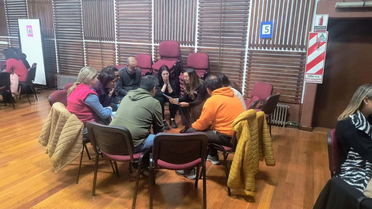 imagen Se realizó un conversatorio-taller sobre el uso de pantallas, redes sociales e inteligencia artificial
