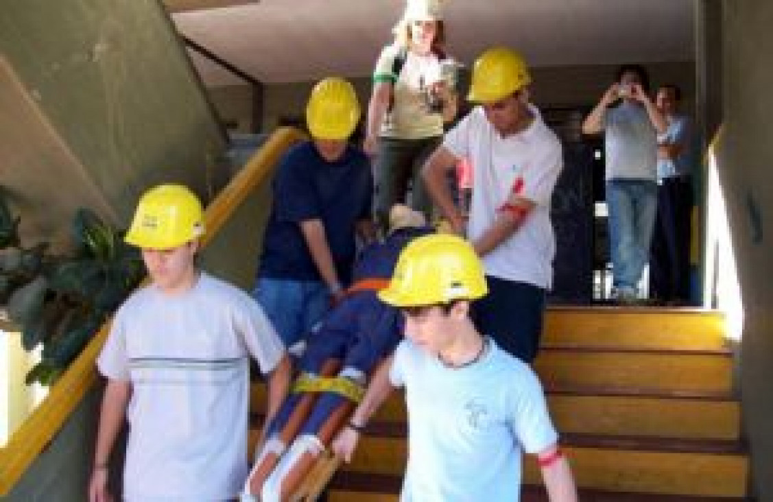 imagen Estudiantes en el aula, brigadistas en catástrofes