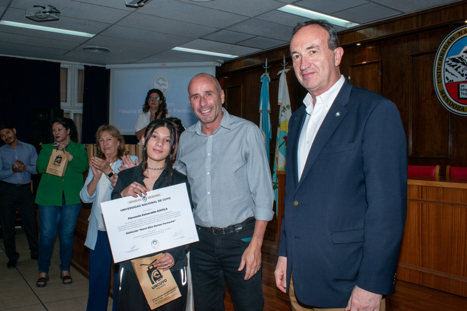 imagen Persistencia en la adversidad: siete estudiantes del CUC fueron reconocidos con la distinción Farmache