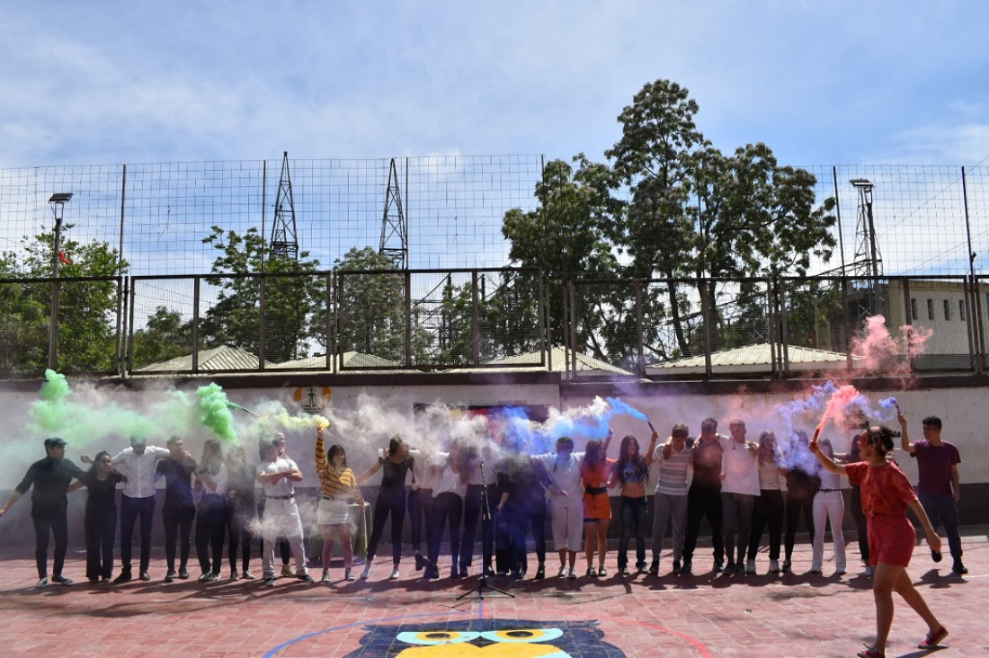 imagen Estudiantes de Quinto Humanidades y Ciencias Sociales B realizaron el acto por el día del respecto a la diversidad cultural