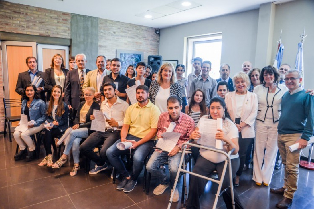 imagen Estudiantes y graduados recibieron el premio María Elisa Norton