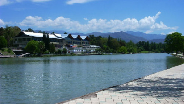 imagen Tsunami en el Lago del Parque
