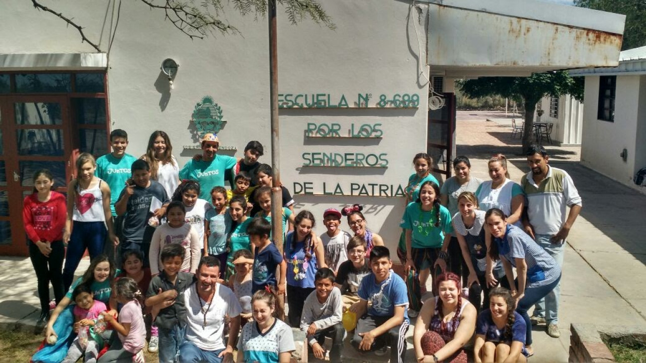 imagen Visita solidaria a la escuela "Por los senderos de la Patria"