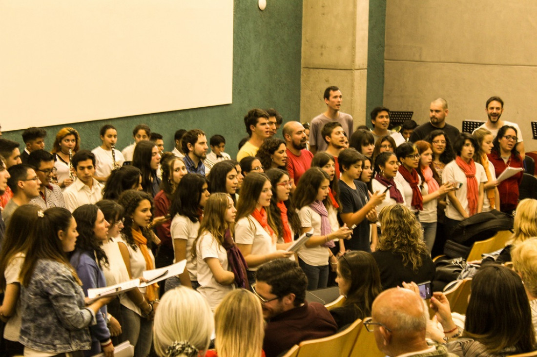 imagen El Coro del CUC se lució en el homenaje por el día del ceramista en la FAD