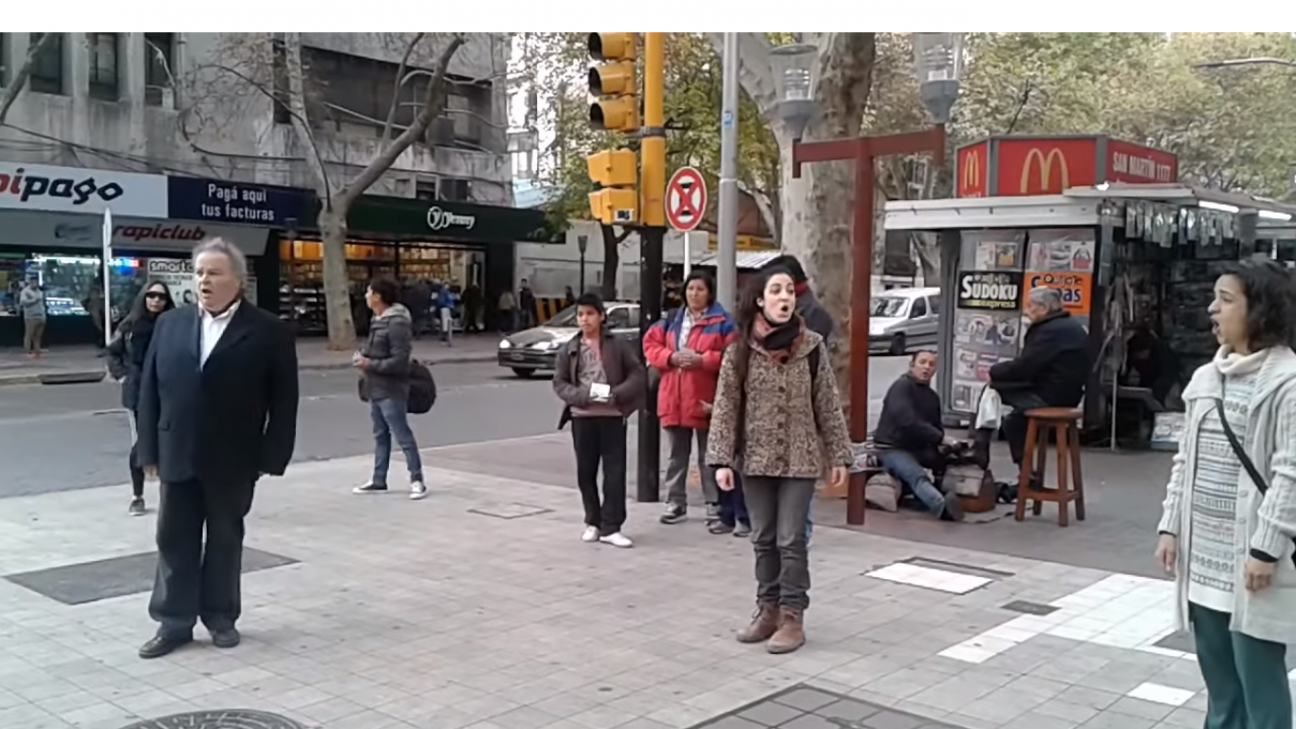 imagen Flashmob patriótico del coro de cámara de la UNCuyo